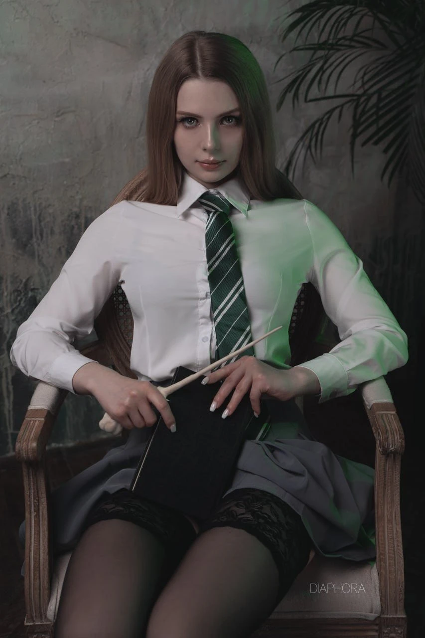 Slytherin student from Hogwarts Legacy stripped down to her underwear (sexy cosplay) - photo №65440