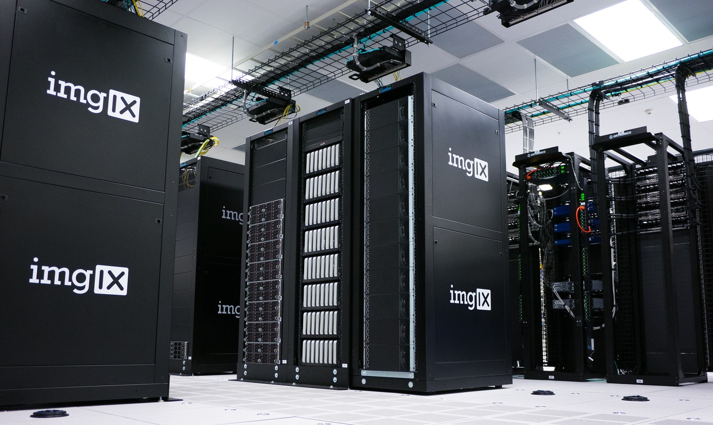 Чому варто обрати VPS-хостинг у Канаді для європейських та північноамериканських проєктів Server Room Cabling Toronto - Cablify